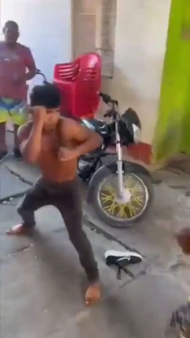 Never mess with short people who take their shirts off 😭🔥